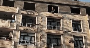 Bir binanın 6'ıncı katına çıkan genç kız, kimseyi dinlemeyerek aşağıya atladı