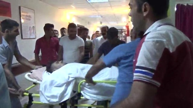 Birecik ilçesinde Yaralı Yakınları Ambulans Şoförüne Saldırdı