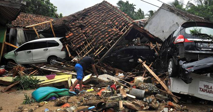 Endonezya'daki Tsunamide Ölenlerin Sayısı 222'ye Yükseldi