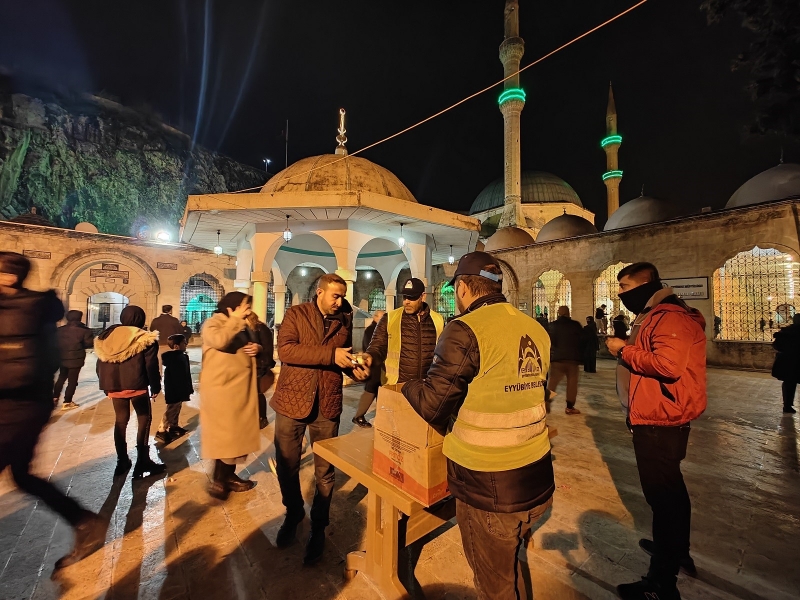 Eyyübiye Belediyesi Kandil Gecesi Vatandaşların Yanında Oldu
