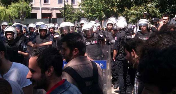 İstanbul Üniversitesi'nde HDP etkinliğine polis memuru müdahalesi