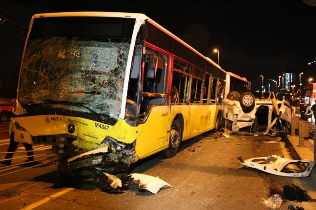 İstanbul Kadıköy'de Metrobüsle Otomobil Çarpıştı: 5 Ölü, 5 Yaralı