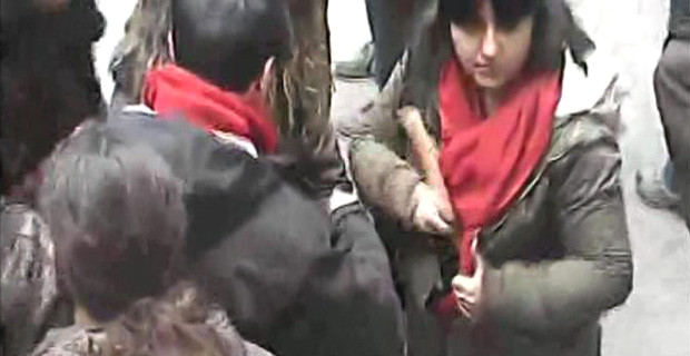 İstanbul Üniversitesi'nde Kız Öğrenci, Arkadaşlarına Sopa Dağıtırken Görüntülendi