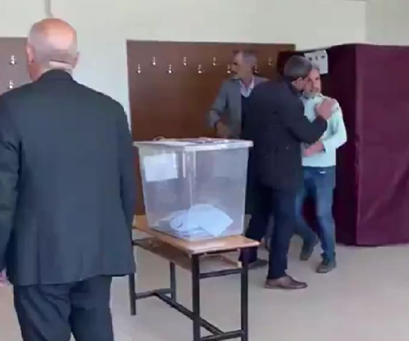 Şanlıurfa' Halfeti ilçesinede seçim gerginliği! Blok oy kullanmak isteyen şahsa itiraz eden avukat darp edildi