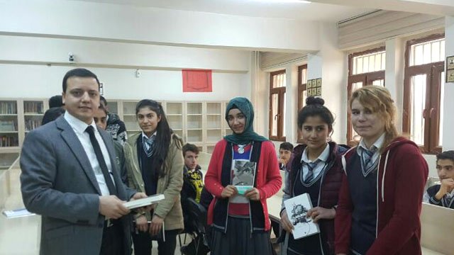 Şanlıurfa'nın Viranşehir ilçesindeki Karacadağ Anadolu Lisesi Öğrencilerinin Kitap Sevinci
