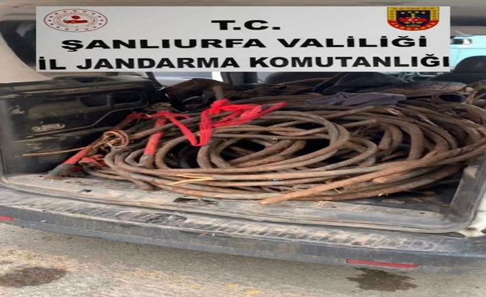 Siverek-Diyarbakır yolu üzerinde Kablo hırsızları kiraladıkları araçta yakalandı